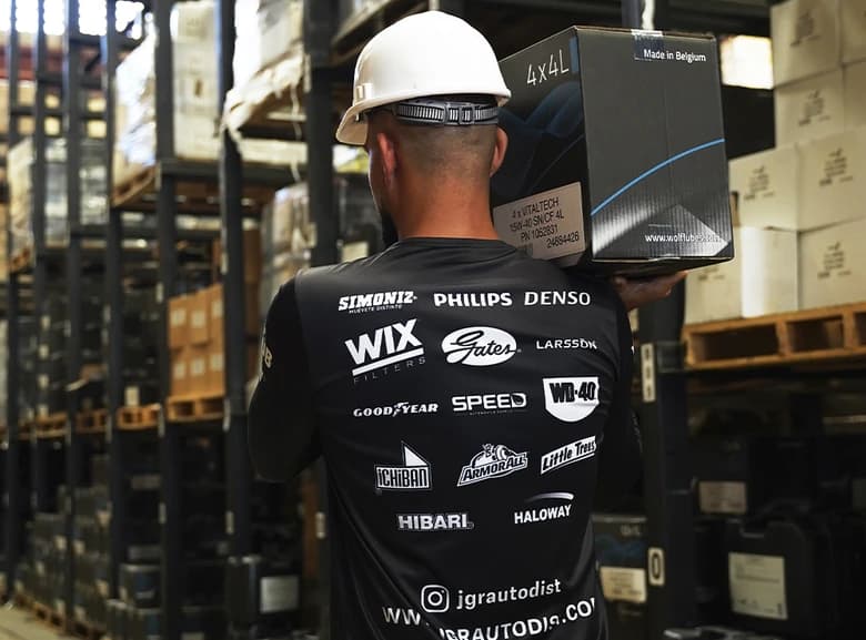 Trabajador cargando caja en almacén